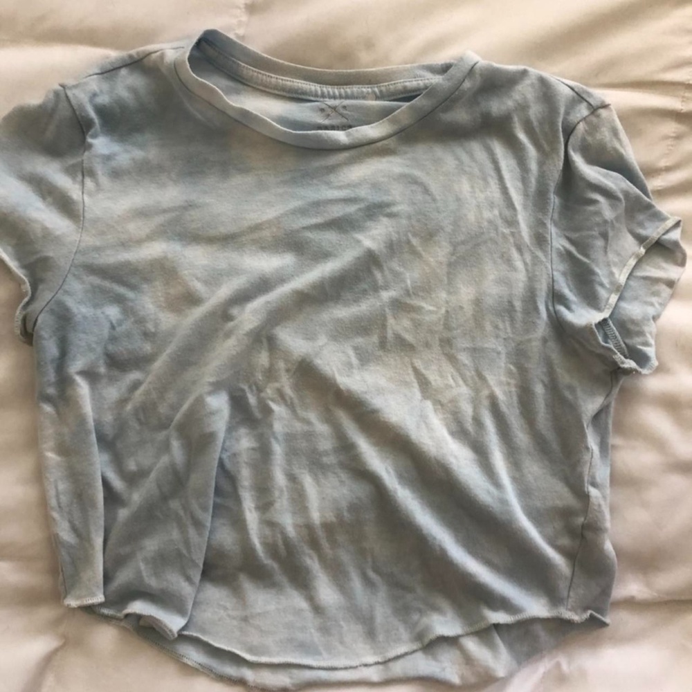 PACSUN CROPPED BLUE AND WHITE TEE